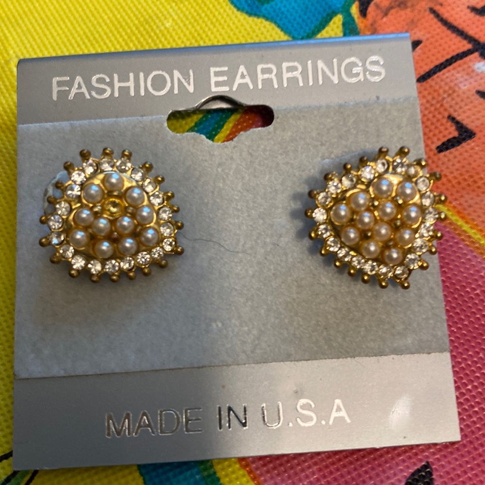 Fashion heat shape earrings 1/2” new gold n pearls